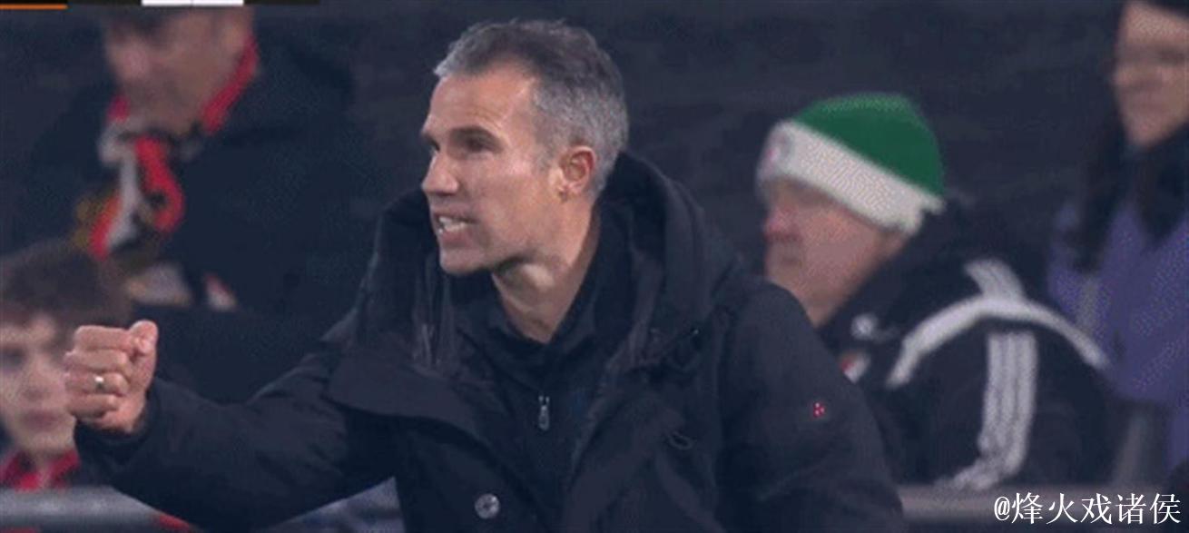 3万人见证！42岁范佩西执教 19岁儿子首秀：1米86踢中锋